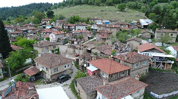 Bursa'da yapılan bir yanlış tespit yüzünden köyün tamamı tescilli yapı ilan edildi. 
