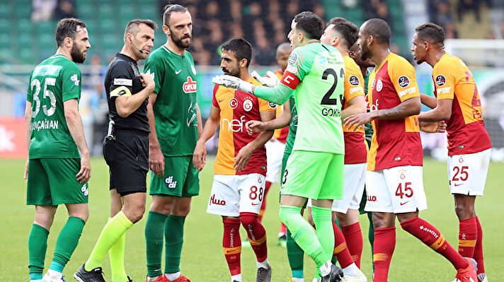 Süper Lig'in 32. haftasında oynanan Çaykur Rizespor-Galatasaray karşılaşmasının hakemi Serkan Çınar verdiği kararlarla tartışma çıkarmıştı. Tecrübeli gazeteci Halil Özer, kural hatası tartışmalarına da neden olan mücadelenin ses kayıtlarını açıkladı.