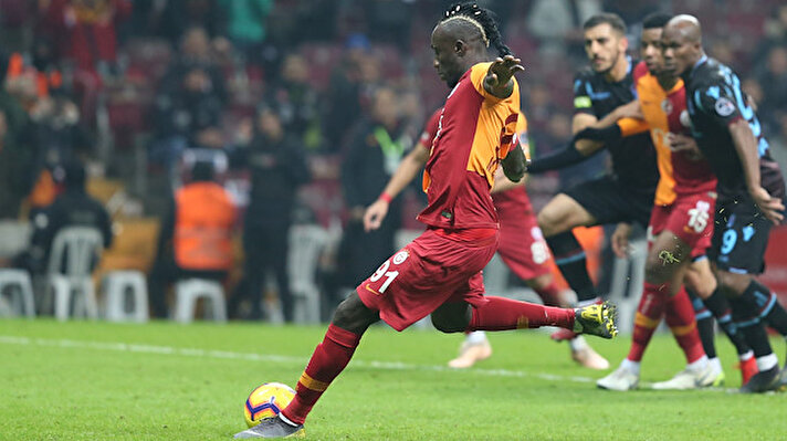 ​Galatasaray hafta sonunda Başakşehir'le sezonun maçına çıkıyor. Kazananın şampiyon olacağı mücadele öncesinde sarı kırmızılılarda penaltı bilmecesi yaşanıyor. Bu kritik mücadele öncesinde teknik heyet yeni bir penaltıcı belirledi.​