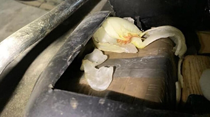 Edremit'te durdurulan bir aracın yakıt deposunda kokusu soğanla engellenmeye çalışılan 31 kilo 620 gram eroin ele geçirildi.