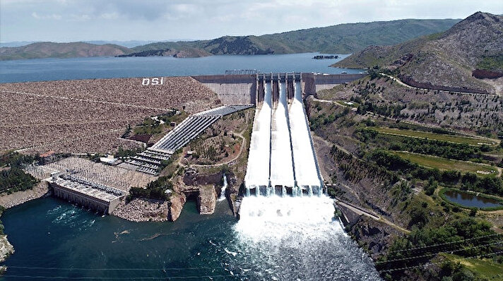 Türkiye’nin enerji ihtiyacı için devasa bir yatırım olarak 1966 yılında temeli atılan 8 yılda tamamlanıp 1974 yılında faaliyete geçen Keban Barajı ve Hidro Elektrik Santrali (HES) 45 yılı geride bıraktı. 45 yıldır ekonomiye önemli katkı sunan ve ülkenin enerji üretiminin yüzde 7’sini karşılayan Keban Barajı’nda üretilen elektrik yaklaşık 1 milyon 850 bin konuta yeterli olduğu biliniyor.
