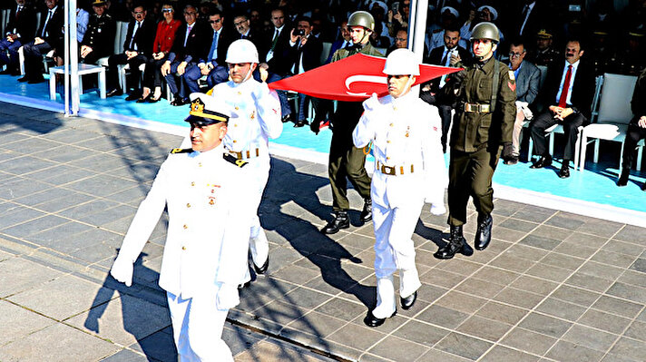 19 Mayıs kutlamaları, sabah 07.30’da Atatürk Anıtı’nda başladı. Anıta çelenk sunumuyla başlayan tören, saygı duruşunda bulunulması ve İstiklal Marşı’nın okunması ile devam etti. Vali Osman Kaymak, anı defterini imzaladı. Anıttaki törenin arından Tütün İskelesi’ndeki tören alanına geçildi.