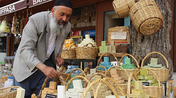 Şanlıurfa’da tezgâhında 60 çeşit sabun bulunduran Meşhur sabuncu Mehmet Halil Akkuş, yaptığı bitkisel sabunlarla vatandaşların cilt sorunlarına deva oluyor. 