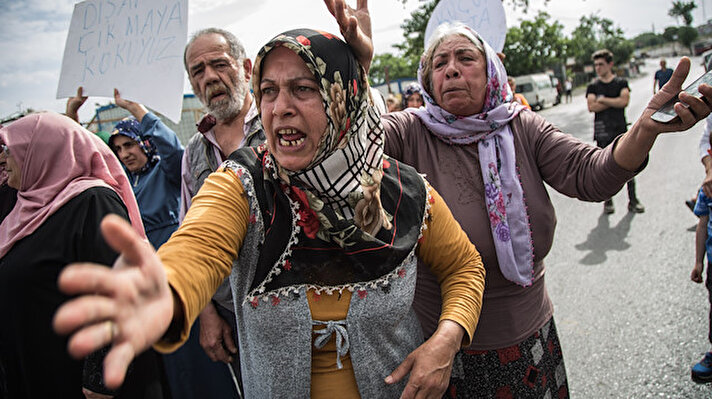 Altınşehir Mahallesi Duygunay Sokak ile eski İstanbul Caddesi kesişiminde bulunan taş köprü yolunu bir ip yardımıyla kesen kadınlar, bir süre eylem yaptı. 