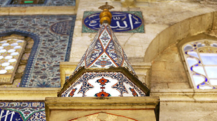 Sultanahmet Meydanından Kadırga'ya doğru inen Şehit Mehmet Paşa yokuşu üzerinde yer alan ve Osmanlı padişahlarından Sultan 2. Selim'in kızı Esmehan Sultan tarafından 1571 yılında, eşi Sokullu Mehmet Paşa'ya ithafen yaptırılan cami, Mimar Sinan imzası taşıyor.
