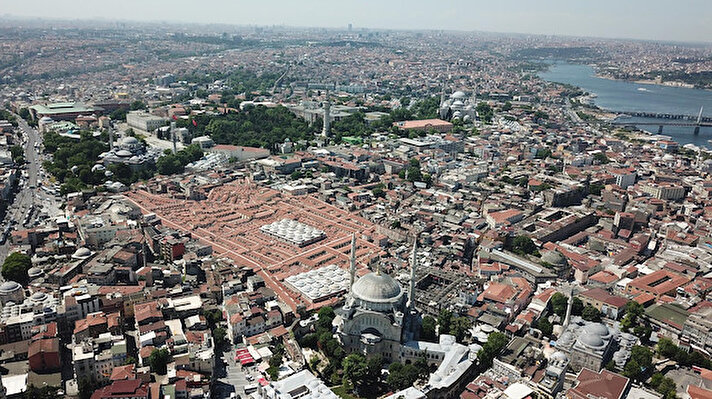 Kapalıçarşı’nın çatı restorasyonu ve temel yalıtım çalışmaları tamamlandı. Çalışmalar hakkında bilgi veren Kapalıçarşı Yönetim Kurulu Başkanı Fatih Kurtulmuş,  "Her şerde bir hayır vardır. İşte James Bond’un gelip buraları çiğnemesi, takla atması bir şerden bir hayır doğdu. Restorasyondan çok memnunum. Tüm emeği geçenlere teşekkür ediyorum" dedi.