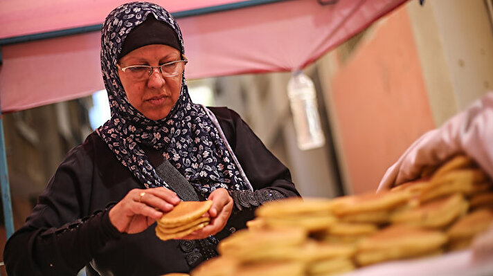 Gazze'deki kadın girişimcilerden 60 yaşındaki Filistinli Nahide en-Nemr'in, Ramazan ayında kurduğu küçük tezgahında yaptığı taş kadayıf, hem lezzeti hem de bütçeye uygun olması nedeniyle ramazan ayında Filistinliler tarafından büyük ilgi görüyor.

