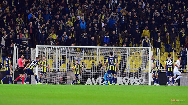 Yeni sezonda kadrosunda büyük bir değişime hazırlanan Fenerbahçe'de yıldız isimler bir bir ayrılıyor. Sözleşmesi biten futbolcuların çoğuyla vedalaşan sarı lacivertlilerde ilk ayrılık resmiyete döküldü.
