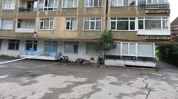 Kadıköy'de yan tarafında bulunan inşaat alanında temel çalışmaları devam eden 6 katlı bir binanın bahçe zemininde ve otoparkında çatlaklar oluştu. Bina tahliye edilirken, inşaatta ise çalışmalar durduruldu.

