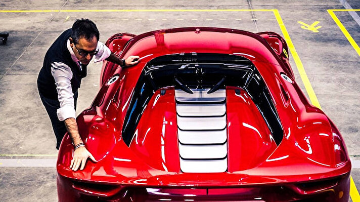 Ferrari'den yapılan açıklamaya göre, Flavio Manzoni yönetimindeki Ferrari Tasarım Merkezi’nin mühendislik ve aerodinamik ekibi, markanın karakterine ve ruhuna uygun ancak tamamen özgün yeni bir "Hero Car" ortaya çıkarmak için müşterisiyle beraber çalışarak sıra dışı bir modele imza attı.