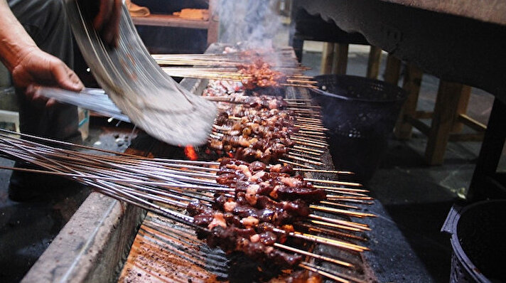 Ramazan ayının gelmesiyle birlikte Şanlıurfalılar bölgenin vazgeçilmez tatlarından biri olan ciğer kebabını yemek için sahur vaktini tercih ediyor.
