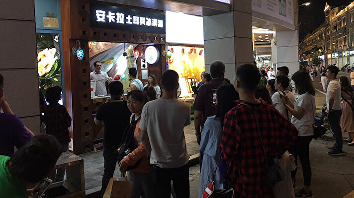 Türkiye'yi ziyaret eden Çinli turistlerin Maraş dondurmasına olan ilgisini gören Çinli girişimciler, ülkede birbiri ardına dondurmacı açmaya başladı.