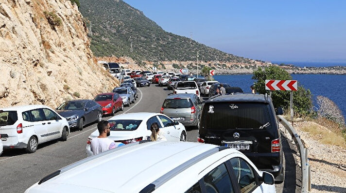 Antalya’nın önemli turizm merkezlerinden Kaş’ta bayram dolayısıyla sahiller ve plajlar doldu. Tatilciler, Kaş ile Kalkan arasındaki Kaputaş Plajına akın etti.