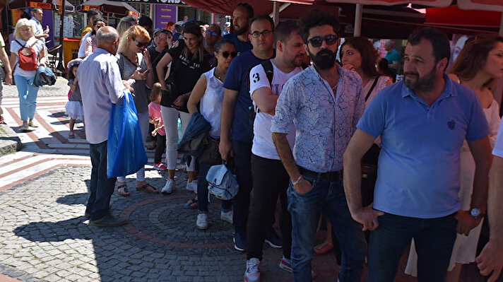 Ramazan Bayramı tatilinde yerli ve yabancı turistin akınına uğrayan Edirne'de tarihi ve turistik yerler ziyaret edilirken, gastronomi turizminin önemli öğelerinden tava ciğeri ve Edirne köftesine tatilciler yoğun ilgi gösterdi.