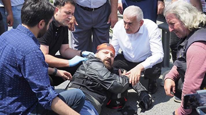 AK Parti İstanbul Büyükşehir Belediye Başkan Adayı Binali Yıldırım, trafik kazası geçiren motosikletliye yardım etti.

