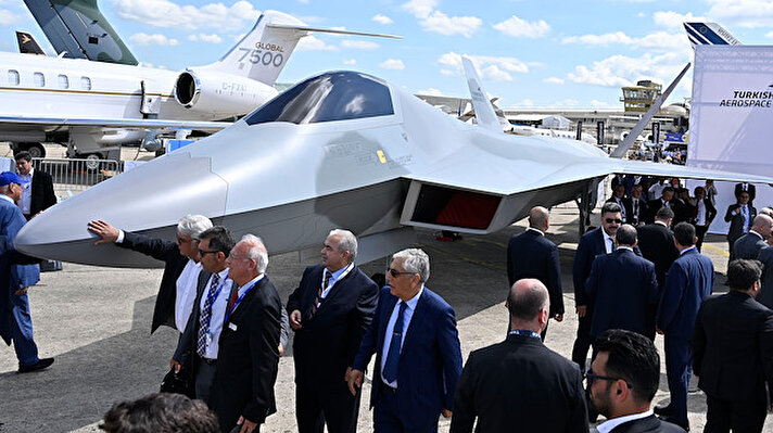 Bu yıl 53. düzenlenen dünyanın en büyük havacılık ve uzay fuarlarından Paris Havacılık Fuarı'nda, TUSAŞ'ın ana yüklenicisi olduğu ve Türk Silahlı Kuvvetlerinin ihtiyaçlarını karşılamak üzere yürütülen Milli Muharip Uçağı'nın birebir modeli yer aldı.