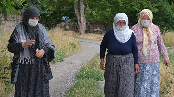 Kayseri'nin merkez Melikgazi ilçesine bağlı Bağpınar Mahallesi'nde, 30 yıl önce kurulan mobilya fabrikası, firma tarafından geçen yıl biyokütle enerji santraline çevrildi. Otomobil ve uçakların kullanım süresi dolan lastiklerinin yakılarak, elektriğin üretildiği santrelden yükselen dumanlar nedeniyle mahalleli, zor günler geçirdiğini söylüyor. Mahalle sakinleri, dumandan etkilenmemek için maske takarak, dolaştıklarını belirtiyor.