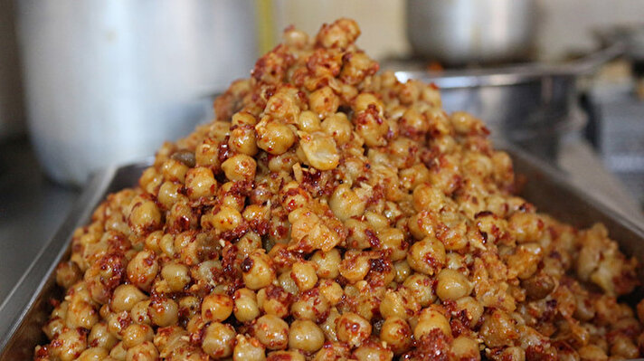 Gastronomi dalında Birleşmiş Milletler Eğitim, Bilim ve Kültür Örgütü'nün (UNESCO) 'Yaratıcı Şehirler Ağı'nda yer alan Gaziantep'e özgü acılı ve sade nohut dürümü özellikle son yıllarda büyük ilgi görüyor.