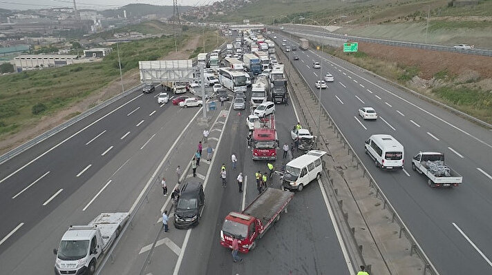 Kaza 12.30 sıralarında TEM Otoyolu Dilovası kesimi Osmangazi Köprüsü yol ayrımında meydana geldi. 