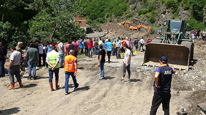 Trabzon’un Araklı ilçesinde meydana gelen sel felaketinde kaybolan 7 kişiden birinin daha cenazesine ulaşıldı. Felakette ölen kişi sayısı 4’e yükseldi. Cesedi bulunan kişinin kimliğinin teşhis edilmeye çalışıldığı belirtildi.
