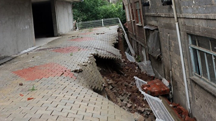 Olay gece 03.15 sıralarında İzmit Bekirdere Mahallesi Mehmet Çağlar Sokak üzerinde meydana geldi. Edinilen bilgiye göre Çağlar Sokak üzerinde bulunan 13 hanenin bulunduğu 4 katlı binanın istinat duvarı, yoğun yağışa dayanamayarak öndeki 2 katlı binanın arka bölümüne devrildi.