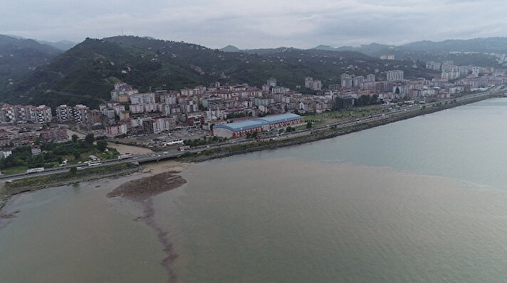 Trabzon'un Araklı ilçesinde önceki gün 7 kişinin ölümü, 3 kişinin de kaybolmasının ardından dün Yomra ilçesinde ve dün akşam da şehir merkezi dahil sahil şeridindeki tüm ilçelerde şiddetli yağış hayatı olumsuz etkiledi.