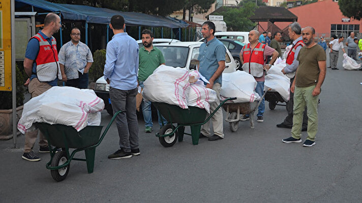 İstanbul'daki bugün 10 milyon 560 bin 963 seçmenin kullanacağı içinde İstanbul Büyükşehir Belediye Başkanlığına ait birleşik oy pusulalarının bulunduğu mühürlü torbalar, ilçe seçim kurullarında görevlilere tutanaklarla teslim edildi. 