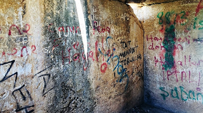 Antalya'nın Elmalı ilçesine 12 kilometre uzaklıktaki Gölova (Müğren) Mahallesi'nde bulunan klasik Likya dönemine ait 2500 yıllık mezar anıtı tarih vandalizminin kurbanı oldu. 
