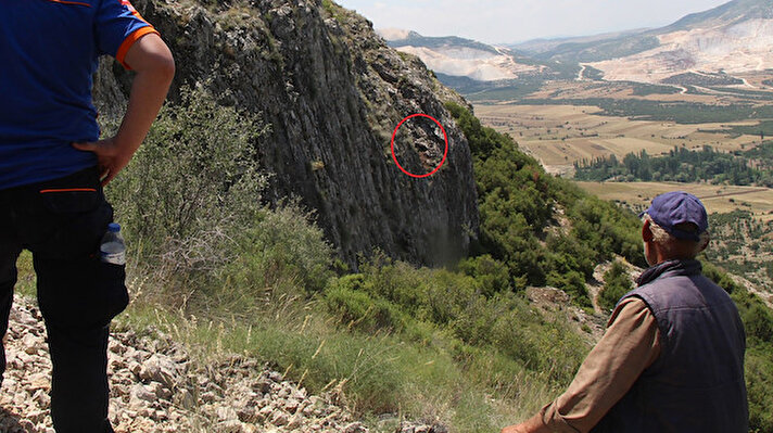 Burdur'un Kocapınar köyünde oturan Süleyman Çağaç'a ait 4 keçi 5 gün önce Poyam Yolu Mevkisi'nde kayalık alanda mahsur kaldı. Çağaç, kendi imkanlarıyla keçilerden 2'sini kurtardı. 
