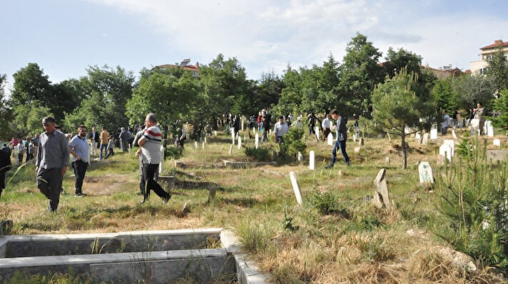 Beldede her perşembe günü kasabanın erkekleri Cuma namazına gider gibi ikindi namazına gidiyor. İkindi namazının ardından cemaat toplu olarak kasabada bulunan mezarlığa ziyaret gerçekleştiriyor. Burada dualar edilip, geçmiş yad ediliyor. Mezarlıkta kabirlerin başında dua edildikten sonra belde imamları mezarlık çıkışında toplu dua gerçekleştiriyor. Asırlık gelenek nesilden nesile aktarılmaya devam ediliyor.
