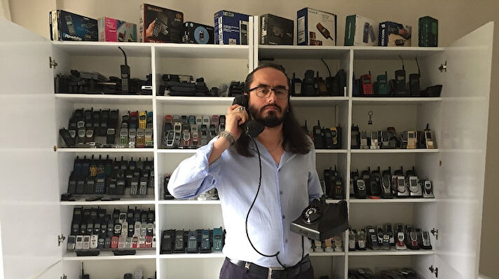 İstanbul Fatih İlçesinde Doğubank iş hanında cep telefonu tamirciliği yapan Ekrem Karagüdekoğlu eski telefonlara olan tutkusu ile dikkat çekiyor.  