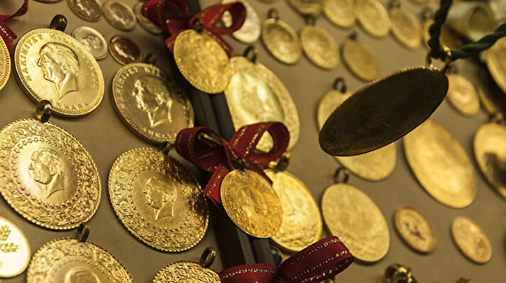Cuma günü, ons altın fiyatının yatay seyretmesine rağmen, dolar kurundaki değer kazançlarıyla beraber yüzde 0,36 yükselen gram altın haftanın son işlem gününü 262,5 liradan tamamladı.