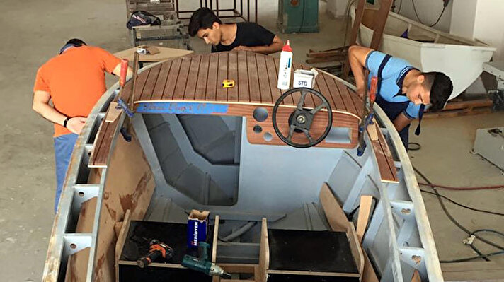 Mersin'in Silifke ilçesinde, lise öğrencileri tarafından yapılan sürat teknesi, 7 bin 500 Euro'ya satışa çıkarıldı.