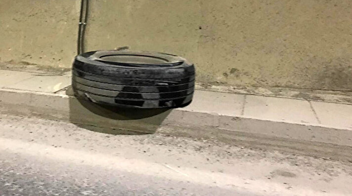 Trabzon'dan Gümüşhane istikametine ilerleyen bir TIR, Maçka ilçesinde tünelde ilerlerken aracın yedek lastiği henüz bilinmeyen bir nedenle koparak araçtan düştü. 