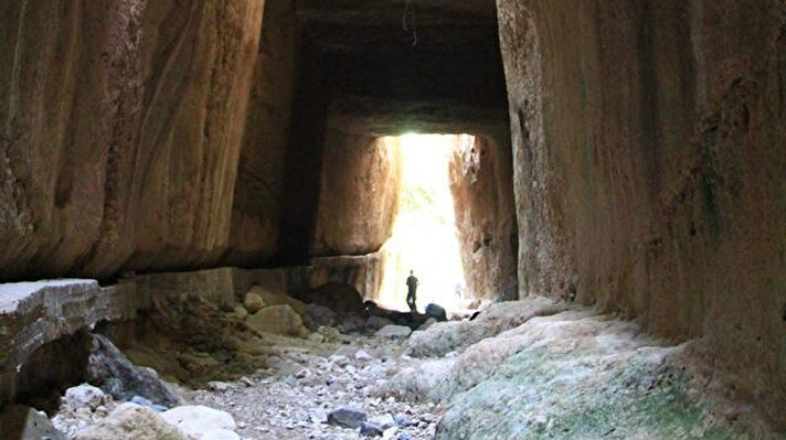Titus Tüneli, Titus Kaya Tüneli veya Vespasianus Tüneli, günümüzde Türkiye’nin Hatay iline bağlı Samandağ ilçesi sınırları içerisinde, üzerinde Çevlik Mahallesi’nde kurulu olan ilçenin 5 kilometre kuzeyinde kalan dağlık ve denize hakim yamaçlarda bulunuyor. Titus adıyla bilinen Titus Flavius Vespasianus tarafından yaptırılan tünelin yapımı yüzyılı aşkın bir zaman sürdüğü tahmin ediliyor.
