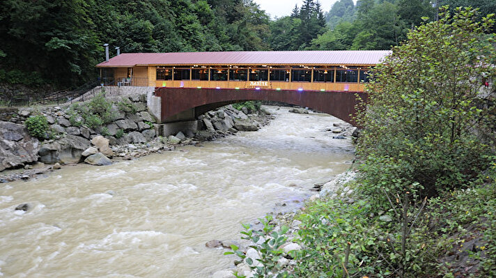 İlçeye bağlı Kaptanpaşa köyünde bir hayırsever tarafından 3 yıl önce Senoz deresi üzerine 23 metre uzunluğunda, 7 metre genişliğinde beton köprü yaptırıldı. 