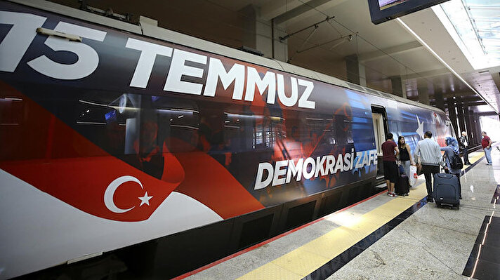 Cumhurbaşkanlığı İletişim Başkanlığı ve TCDD iş birliğiyle hazırlanan, vagonlarında üzerinde 15 Temmuz görseli ve logosunun yanı sıra '15 Temmuz Demokrasi Zaferi' yazısı bulunan tren, ilk seferini İstanbul'a gerçekleştirdi.