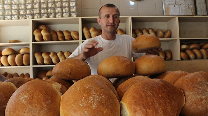 Mustafakemalpaşa ilçesinde fırıncılık yapan Kazım Balaban, 30 yıldır unu peşin satın alıp, kira ve komisyon ödemediği için ucuz fiyatla ekmek satıyordu. 