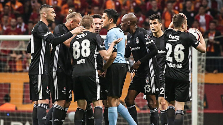 Türkiye Futbol Federasyonu, Süper Lig’de 2019-2020 Cemil Usta Sezonu’nda görev yapacak hakemleri açıkladı. Federasyonun listesinde geçtiğimiz sezon tartışmalı kararlar veren iki hakemin olmaması dikkat çekti.