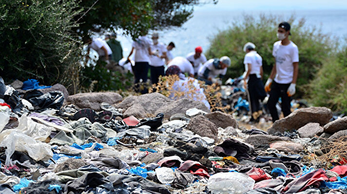 İnsan Hak ve Hürriyetleri İnsani Yardım Vakfı (İHH) üyelerince hazırlanan sosyal sorumluluk projesi kapsamında Çanakkale'nin Ayvacık ilçesi sahilinde temizlik çalışması yapıldı.
