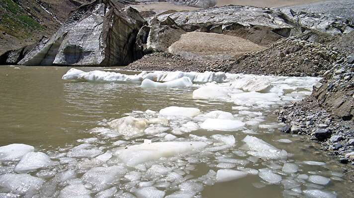 Cilo-Sat Dağları'nda, kalınlığı yer yer 40 metre, uzunluğu ise 4 kilometreyi bulan buzulların küresel ısınma nedeniyle erimeye başlaması, çevrecileri ve doğaseverleri endişelendiriyor. 
