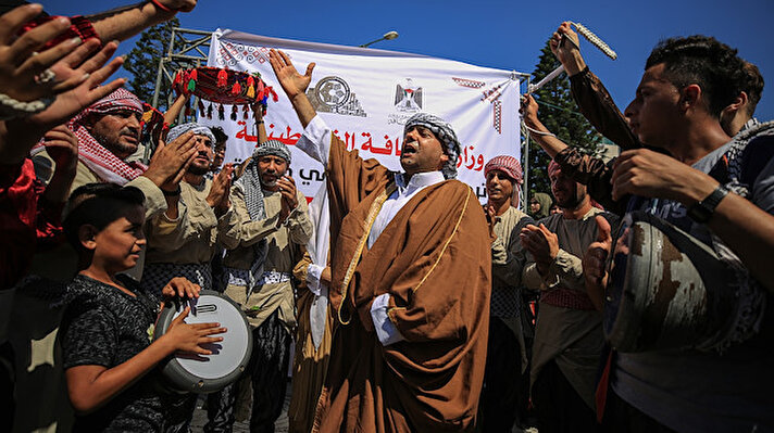 Gazze Şeridi'nde 'Geleneksel Kıyafet Günü' yöresel giysiler giyen onlarca kişinin katıldığı bir yürüyüşle kutlandı.