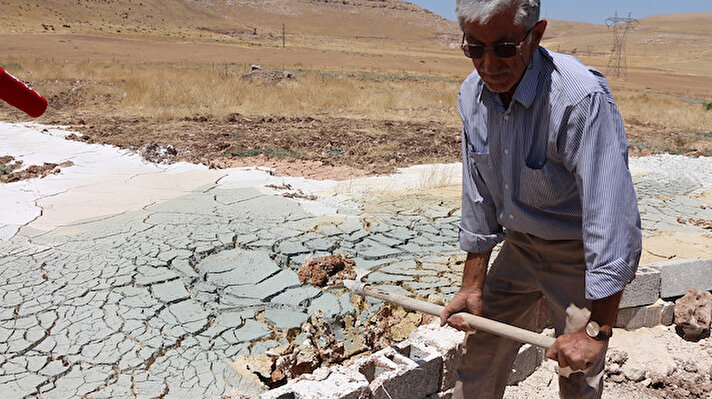 Merkeze bağlı Demirbilek köyünde çiftçi Serhan Ramanlı, 70 dönümlük fıstık bahçesinde su kuyusu açmak için sondaj yaptırdı. 