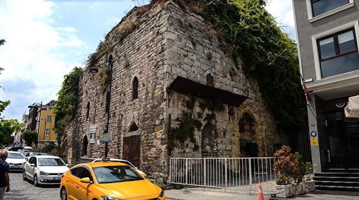 İstanbul’da Fatih Semtinde Cankurtaran Mahallesinde bulunan yaklaşık 550 yıllık İshak Paşa Hamamı sahibi tarafından satılığa çıkarıldı. Duvarları yıkılmak üzere olan harabeye dönmüş tarihi hamam 3.5 milyon dolara alıcılarını bekliyor.