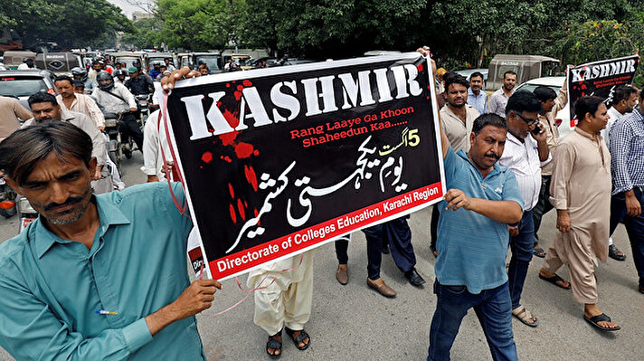 Pakistan'da karara karşı Keşmir'e destek yürüyüşü düzenlendi. 