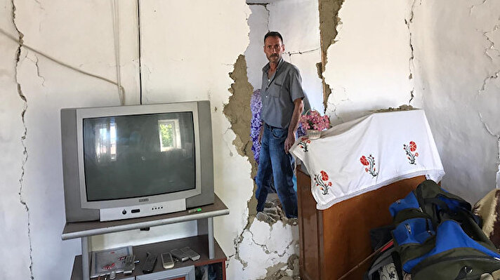 Afet ve Acil Durum Yönetimi Başkanlığının (AFAD) internet sitesinde yer alan bilgiye göre, Denizli'nin Bozkurt ilçesinde saat 14.25'te 6 büyüklüğünde yer deprem kaydedildi. 