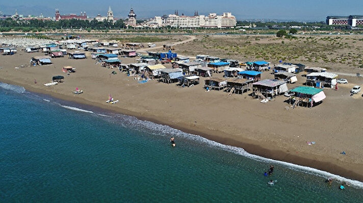 Antalya’da 5 yıldızlı otellerin yoğun bulunduğu bölgenin hemen yanında yer alan Kumköy Mahallesi’nde denize sıfır oba ve çardaklar yerli ve yabancı turistlerin dikkati çekiyor.