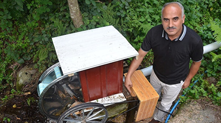 İlçeye bağlı Eskiçokdeğirmen Mahallesi Yunuslu mevkisinde dere yatağına kurulan sistemle bir evin elektrik ihtiyacının bir kısmı karşılanıyor. Hobi olarak başladığı elektronik işlerle uğraşmayı geliştiren Kumru Belediye Başkan Yardımcısı Yusuf Arıncı, hem hobi amaçlı hem de elektrik faturalarını bir nebze de olsa düşürmek adına dereye sistem kurmak istedi.