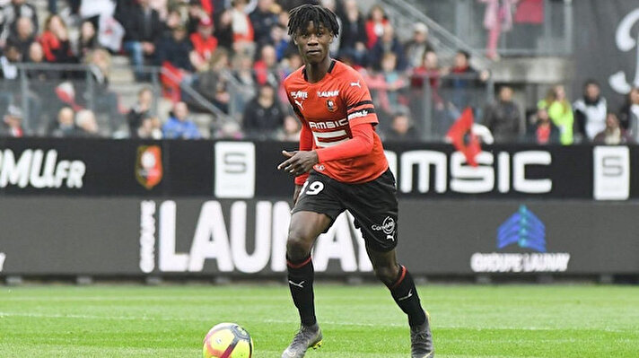 Ligue 1'in son şampiyonu PSG, sezonun ikinci maçında deplasmanda konuk olduğu Rennes'e 2-1 mağlup oldu. 