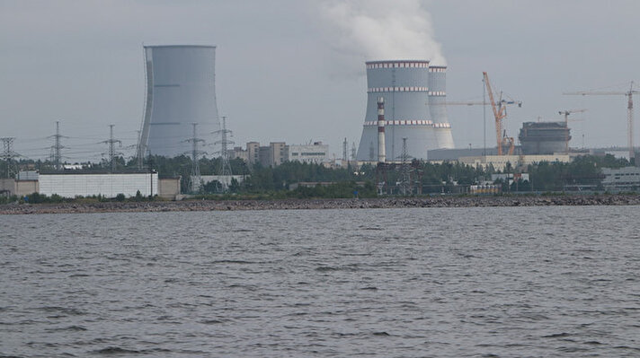  Türkiye'nin ilk nükleer enerji santrali projesi Akkuyu Nükleer Güç Santrali'yle (NGS) benzer teknolojiye sahip Rusya'nın işletme halindeki en büyük santrallerinden Leningrad NGS, bulunduğu bölgeye kesintisiz enerji sağlıyor.
